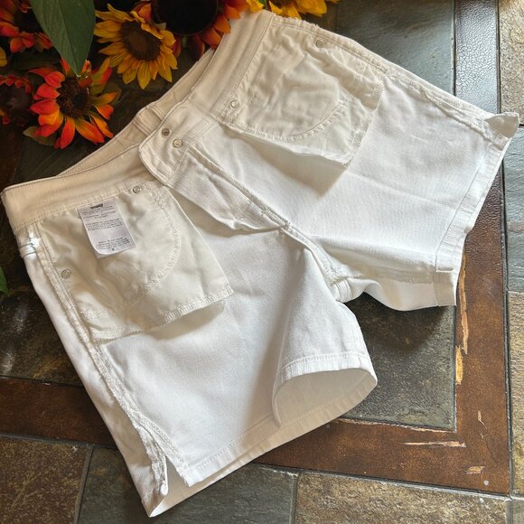 Levi’s Classic Denim Jean Shorts in White, Size 8 (NEW) - Picture 11 of 16